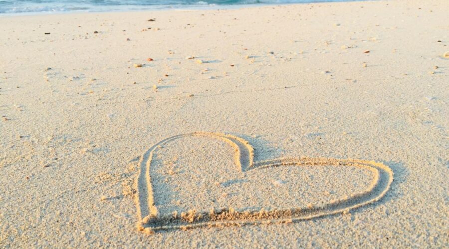 Günstiger Strandurlaub 2026: 8 Tipps für Sonne, Meer und kleine Preise