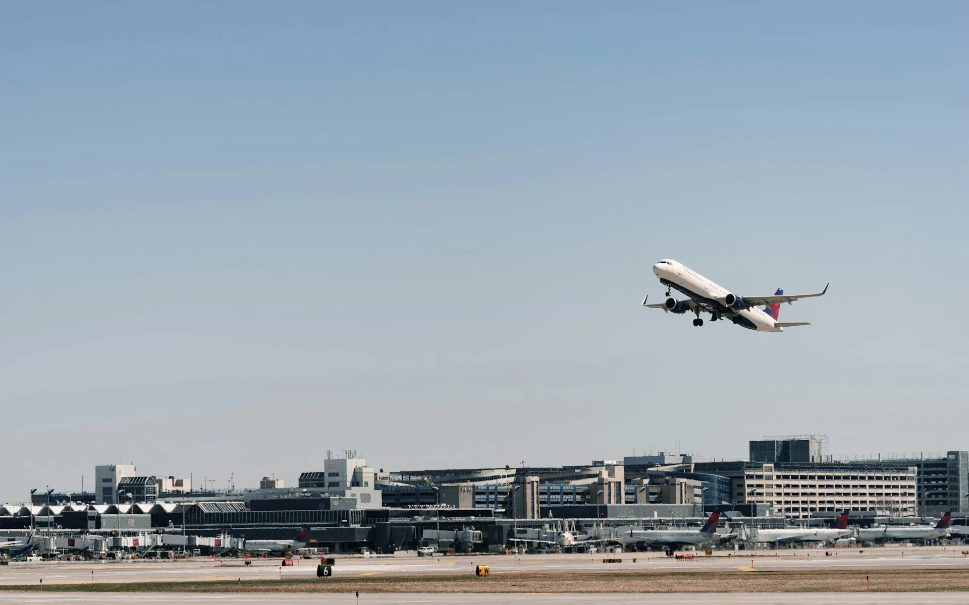 Parken am Flughafen – Der komplette Guide für günstiges, sicheres und stressfreies Parken (2026)