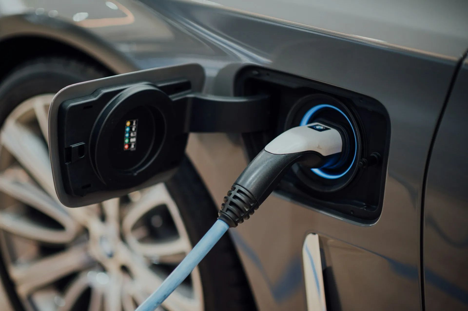 Warum E-Auto laden am Flughafen sinnvoll ist