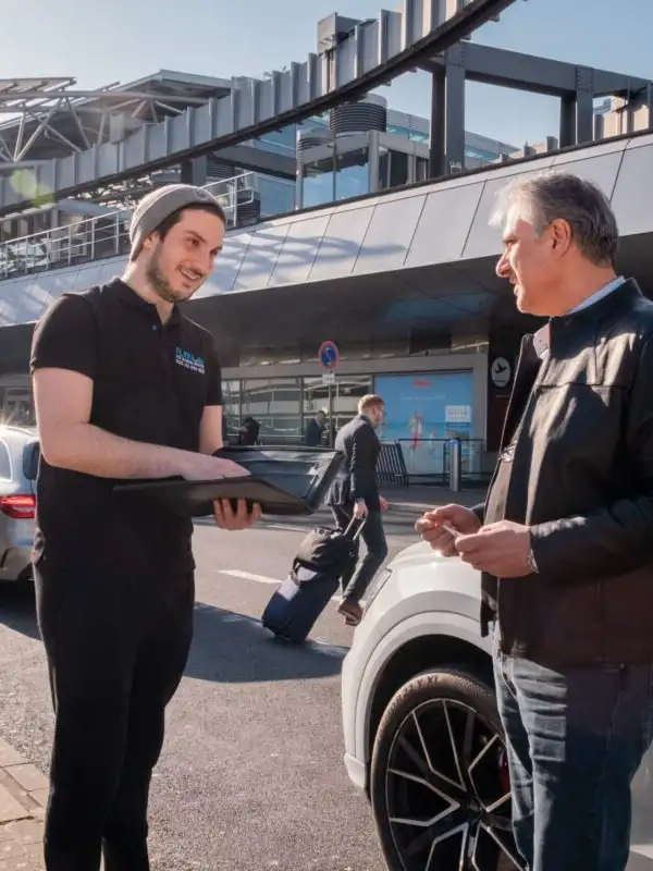Flypa Düsseldorf - Valet - Außenparkplatz