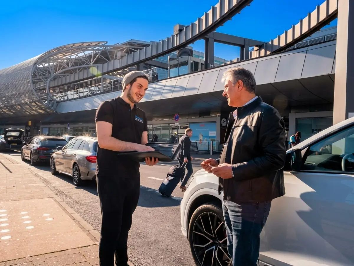 Flypa Düsseldorf - Valet - Außenparkplatz