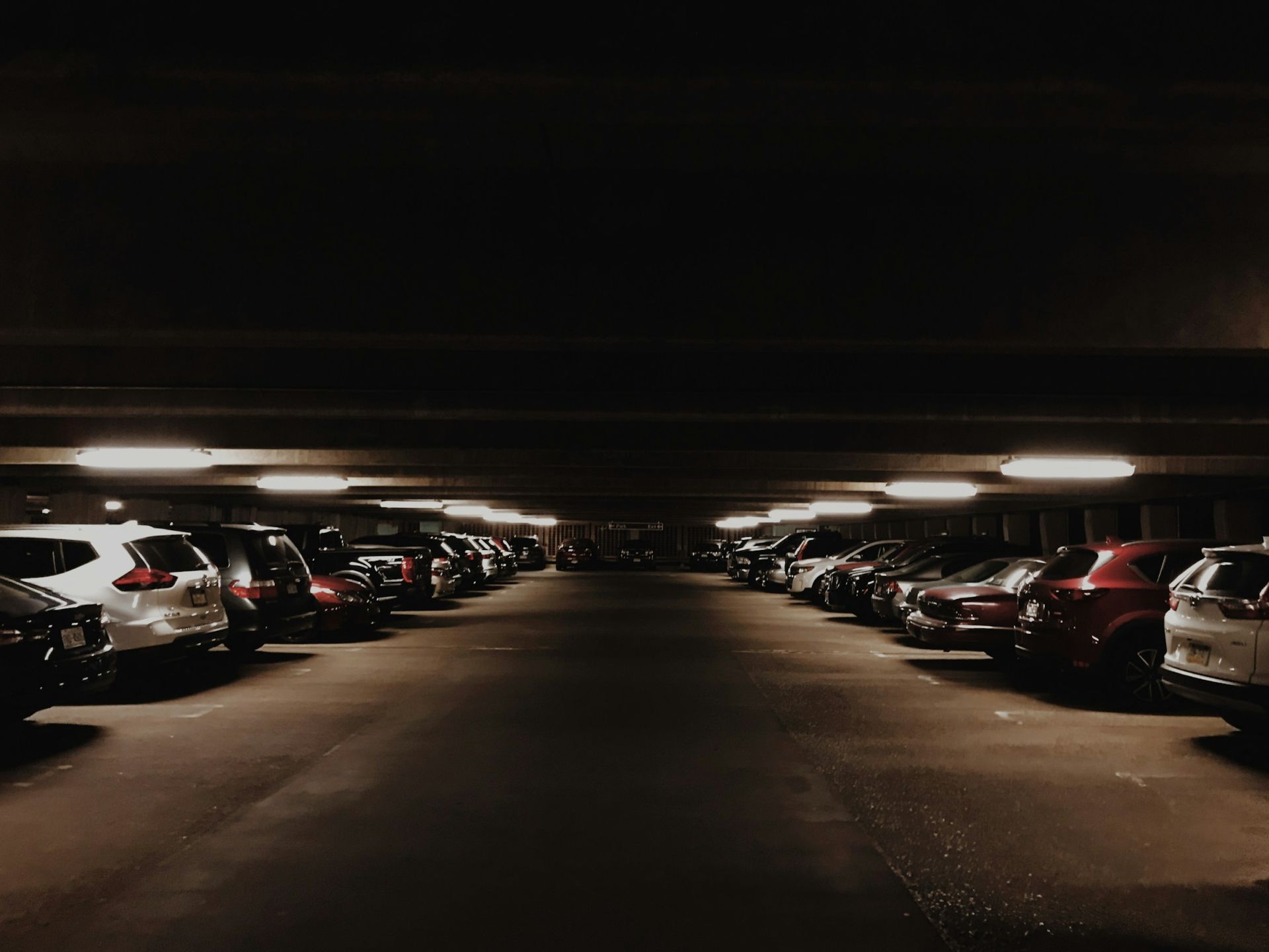 Buitenparkeerplaats of parkeergarage – de verschillen in één oogopslag