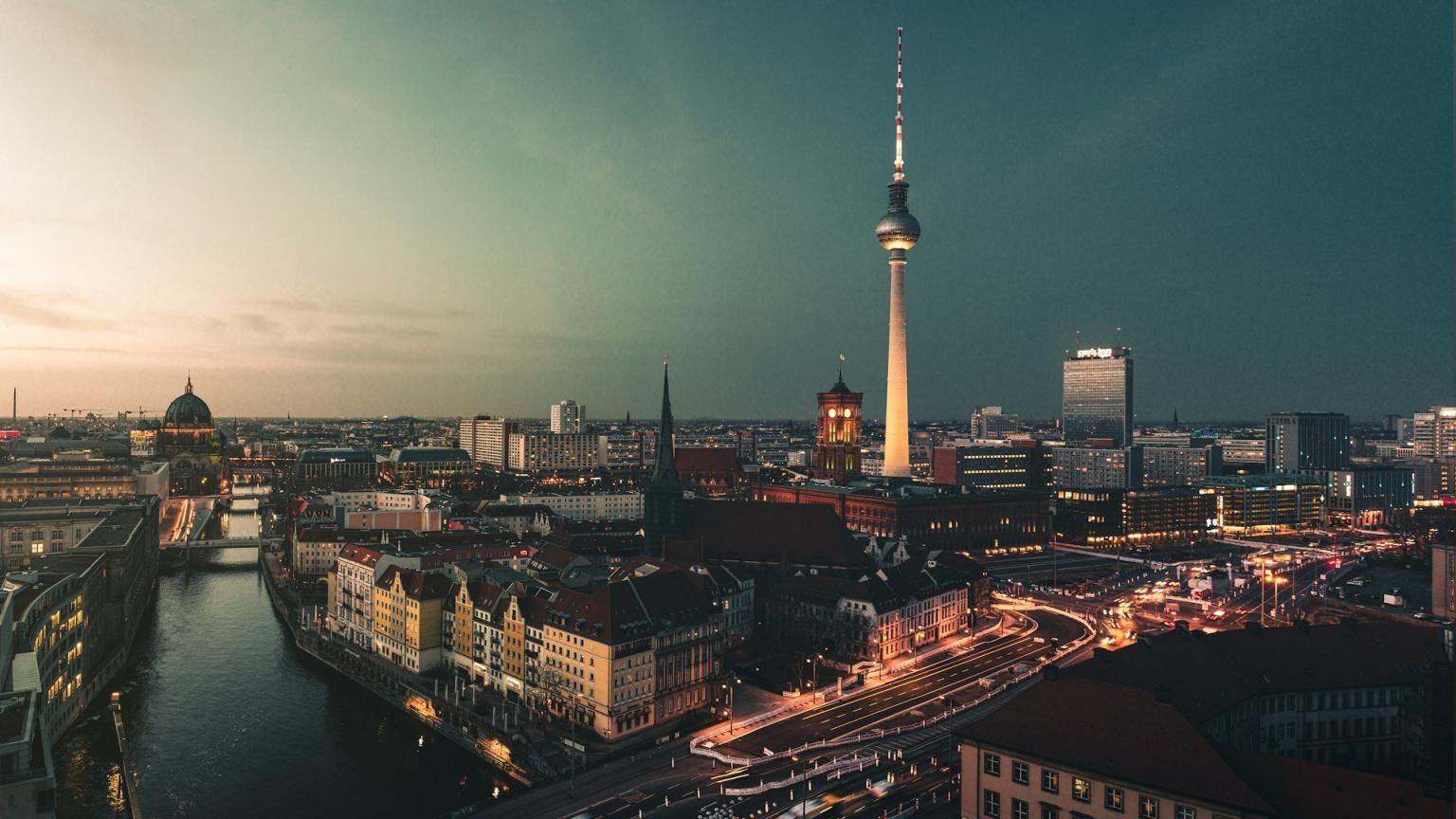 Berlin Brandenburg Havalimanı'nda park etme – rahatça online karşılaştırın